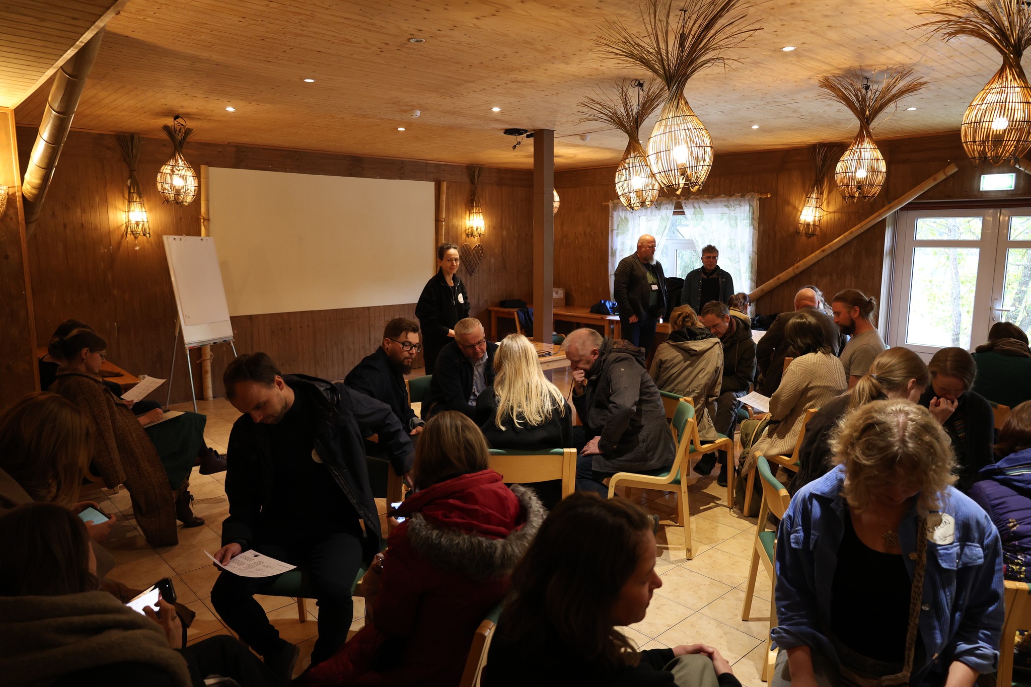 Mida siis tehti konverentsil “Elu kasvujärgses Eestis”? ESIMENE PÄEV Tasa ja targu oleme pärast väljateenitud pausi jõudmas konverentsi kokkuvõteteni – täna läk